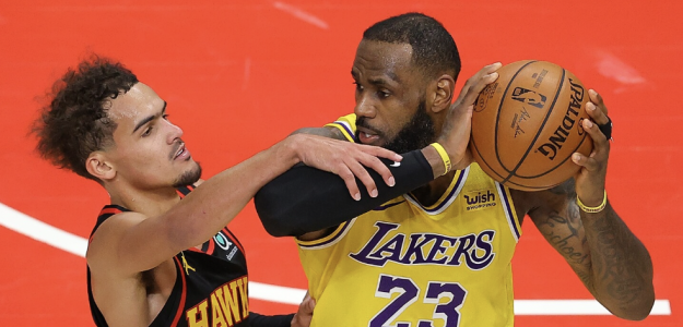 Trae Young, frente a LeBron James. 