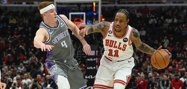 Kevin Huerter, defendiendo a DeMar DeRozan