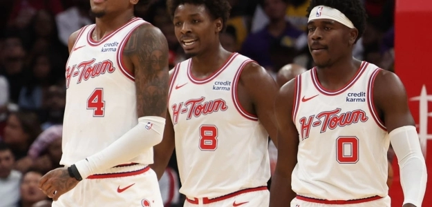 Aaron Holiday (derecha)