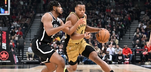 Cam Thomas, defendiendo a Scottie Barnes