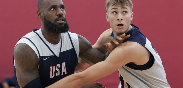 Cooper Flagg,, frente a LeBron James. 