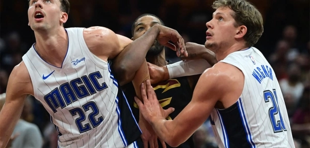 Franz Wagner y Moe Wagner, peleando con Tristan Thompson por un rebote