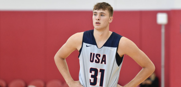 Cooper Flagg, con el Team USA; favorito para el próximo número 1 del Draft. 