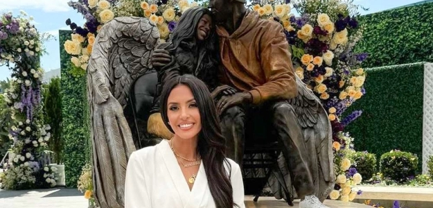 Vanessa, delante de la estatua de su hija Gianna y su marido Kobe Bryant