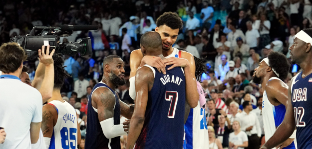 Kevin Durant, junto a Victor Wembanyama, en los Juegos Olímpicos de París. 
