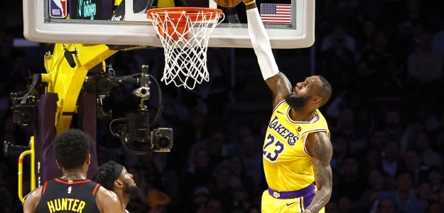 LeBron James machacando el aro en un Los Angeles Lakers - Atlanta Hawks