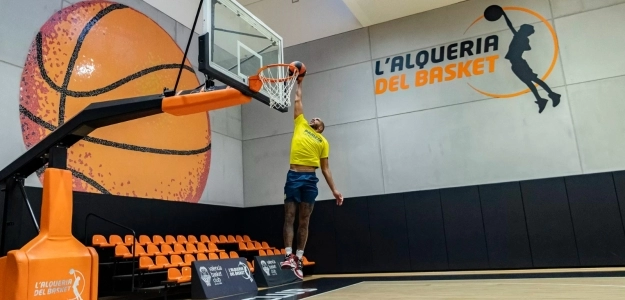 Étienne Capoue entrenando con el Valencia Basket
