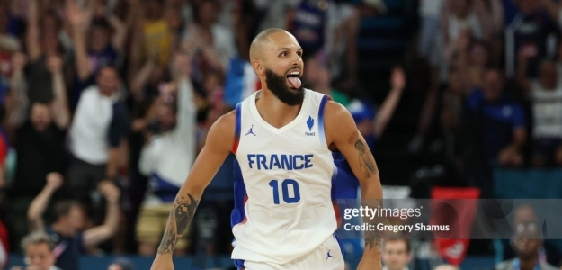 Evan Fournier signs with Olympiacos.