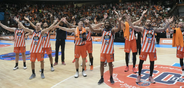 Leyma Coruña celebra la victoria en su debut en Liga Endesa