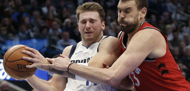 Marc Gasol, junto a Luka Doncic.