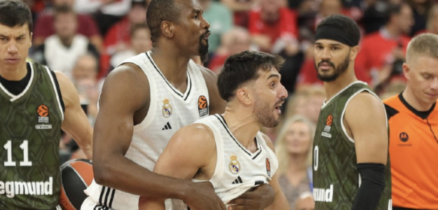 Campazzo protestando una posible falta en su tiro para empatar el partido