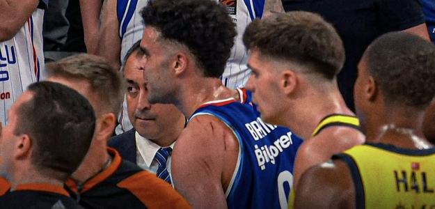 Elijah Bryant tras la lucha con Tarik Biberovic