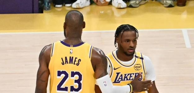 LeBron James y Bronny James, jugadores de Los Angeles Lakers.