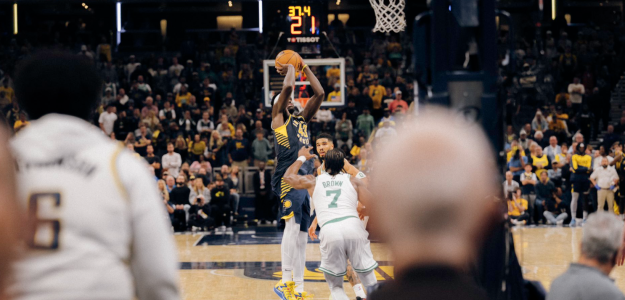 Pascal Siakam, ejecutando a los Celtics. 