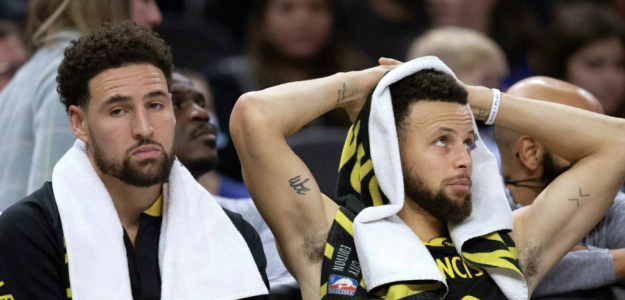 Klay Thompson, junto a Stephen Curry, en un duelo de los Warriors. 