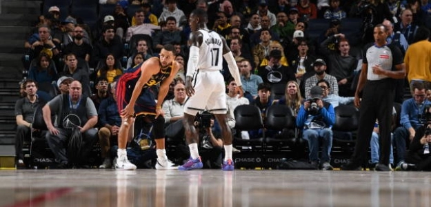 Dennis Schröder signs with the Warriors. Photo: gettyimages