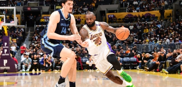 LeBron James, defendido por Zach Edey