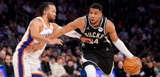 Giannis Antetokounmpo defended by Jalen Brunson.