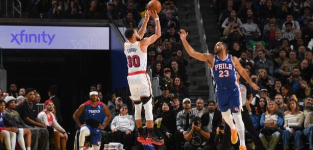 Stephen Curry, triples ante Sixers. Foto: gettyimages