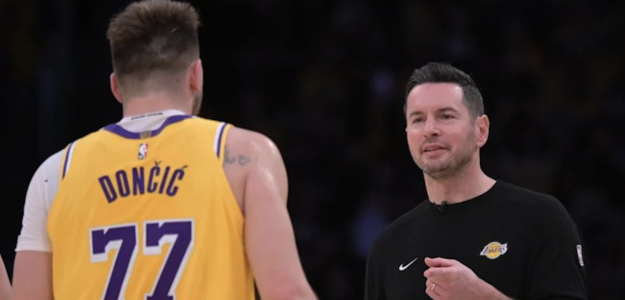 Luka Doncic, junto a su entrenador JJ Redick. 