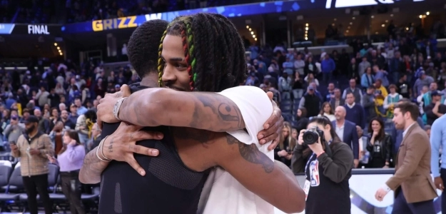 Kyrie Irving y Ja Morant, fundidos en un abrazo tras enfrentarse en un partido