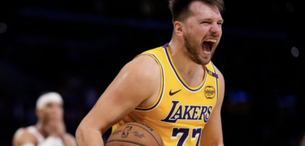 Luka Doncic, triunfando con el 77 de Los Angeles Lakers. 