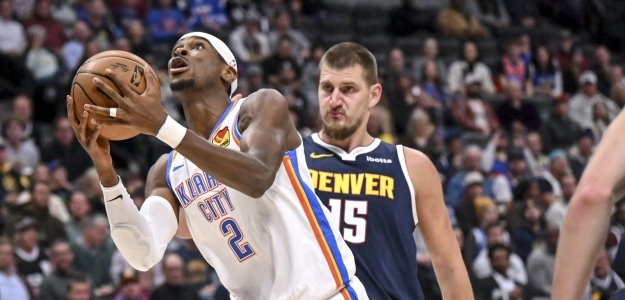 Shai Gilgeous-Alexander, defendido por Nikola Jokic