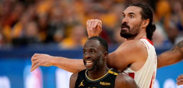 Steven Adams defended by Draymond Green.