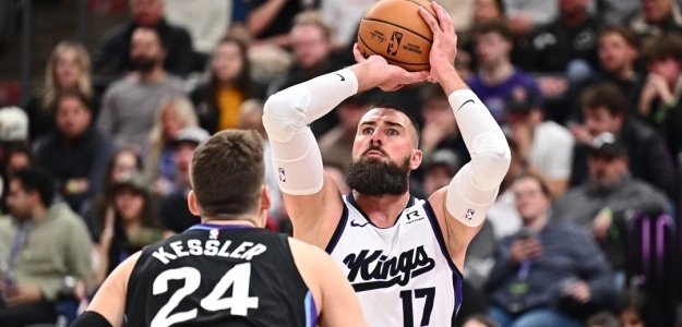 Jonas Valanciunas, defendido por Walker Kessler