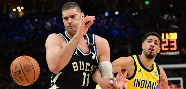 Brook Lopez, peleando por una posesión con Tyrese Haliburton