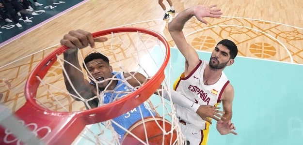 Santi Aldama, tratando de defender a Giannis Antetokounmpo en los pasados Juegos Olímpicos de París 2024
