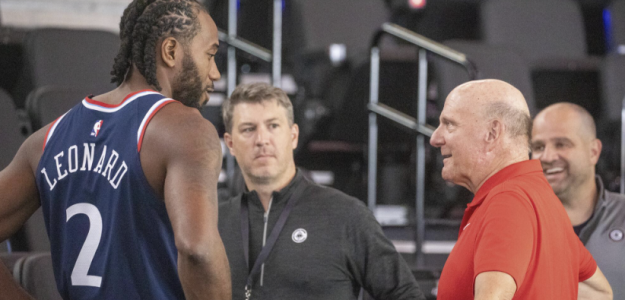 Kawhi Leonard, junto a Steve Ballmer: problemas en los Clippers. 