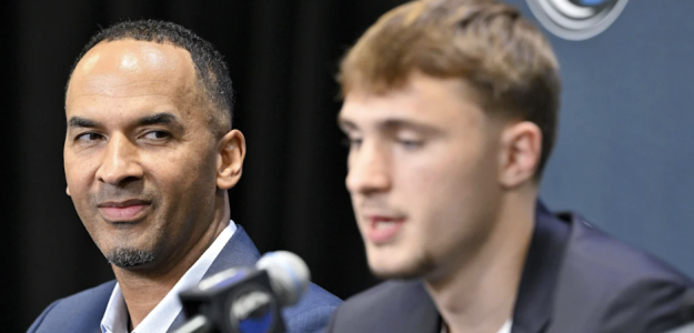 Cooper Flagg, junto a Nico Harrison, en su presentación con Dallas Mavericks.