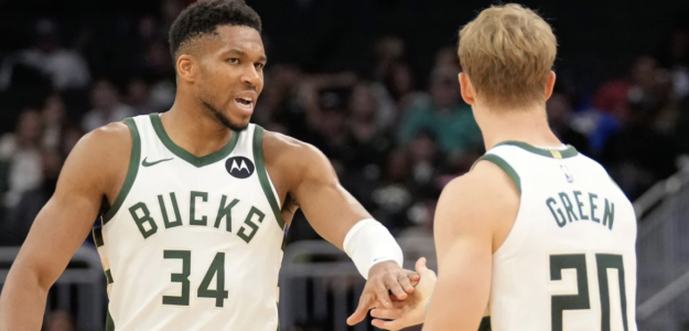 AJ Green, junto a Giannis Antetokounmpo en los Bucks.