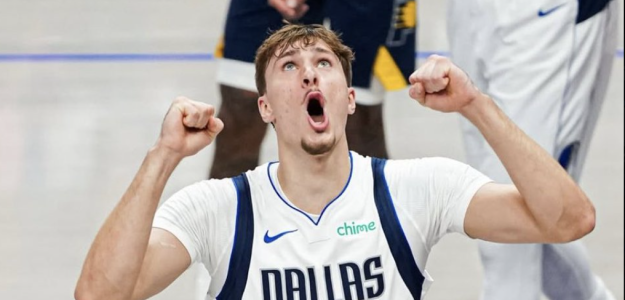 Cooper Flagg, celebrando una canasta ante los Pacers.