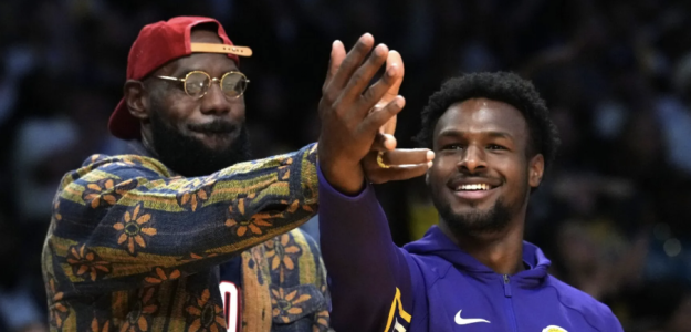 LeBron James doesn't stop even injured with the Lakers.