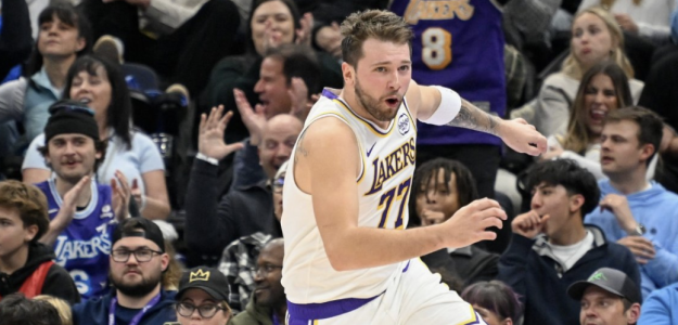 Luka Doncic lideró a unos Lakers que siguen con problemas. 