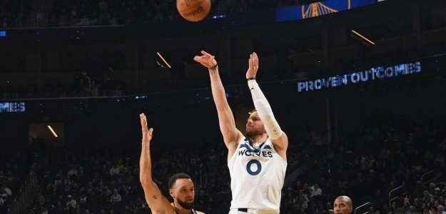 Donte DiVincenzo, tirando por encima de Stephen Curry