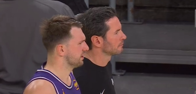 Luka Doncic y JJ Redick, estrella y entrenador de los Lakers.