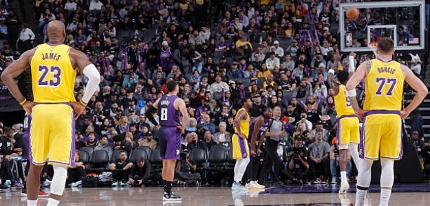 Traspaso de Lakers a tres bandas. Foto: gettyimages
