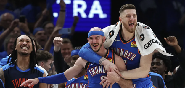 Alex Caruso e Isaiah Hartenstein, jugadores de OKC.