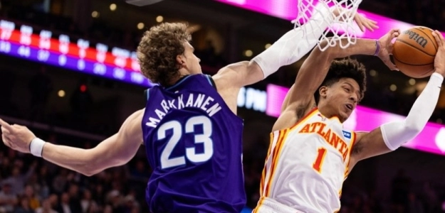 Jalen Johnson, defendido por Lauri Markkanen