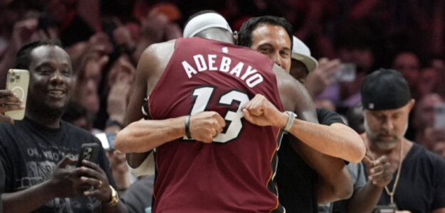 Eric Spoelstra, abrazándose con su jugador Bam Adebayo. 