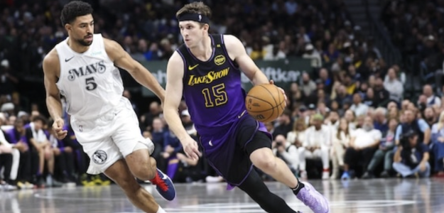 Austin Reaves se lesionó ante los Mavs. 