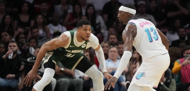 Giannis Antetokounmpo, defendiendo a Bam Adebayo