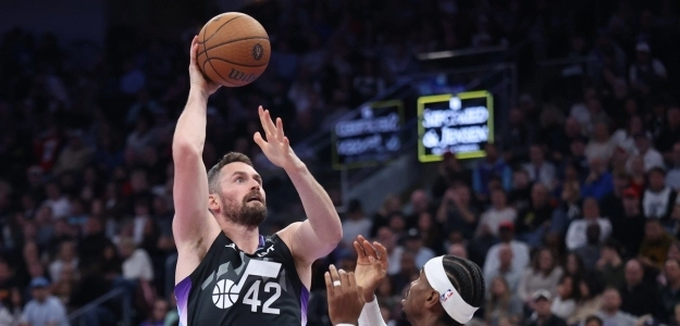 Kevin Love, probando un gancho por encima de Shai Gilgeous-Alexander