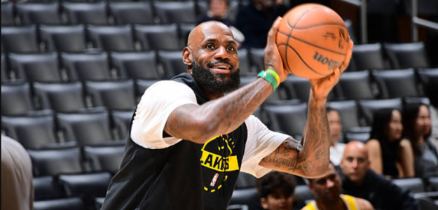 LeBron James taunts Durant. Photo: gettyimages