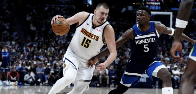 Nikola Jokic no pudo con Anthony Edwards en el Nuggets vs. Timberwolves.