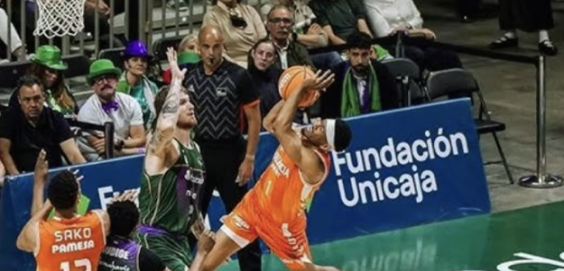 A great Valencia Basket defeats Unicaja in Malaga with a great Montero.