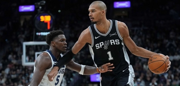 Victor Wembanyama, defendido por Anthony Edwards